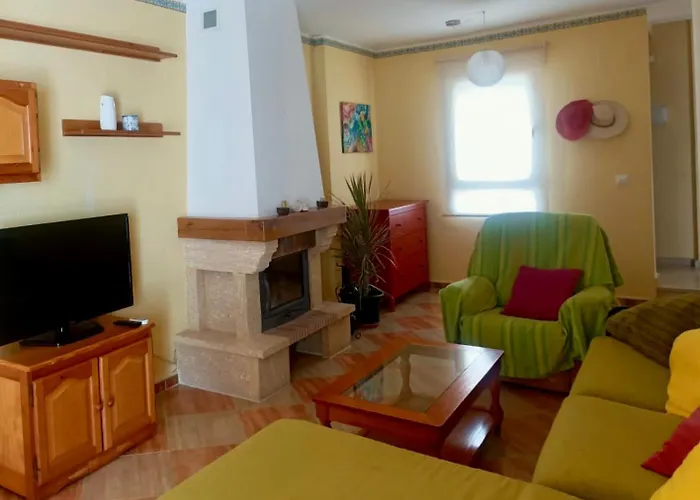 Chalet adosado con azotea andaluza y patio, junto a la playa