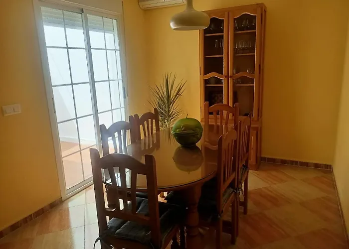 Chalet adosado con azotea andaluza y patio, junto a la playa