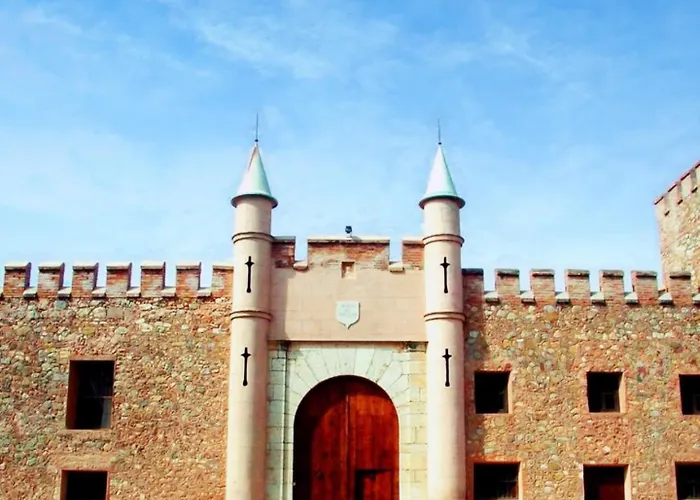 Masía de San Juan, casa rural renovada y con terraza privada en castillo con piscina