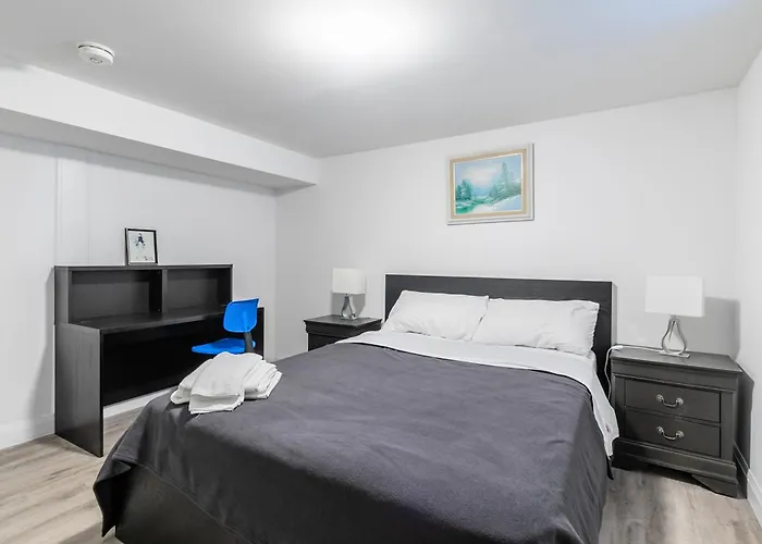 Beautiful Renovated Home 3 Mins Drive To Fall