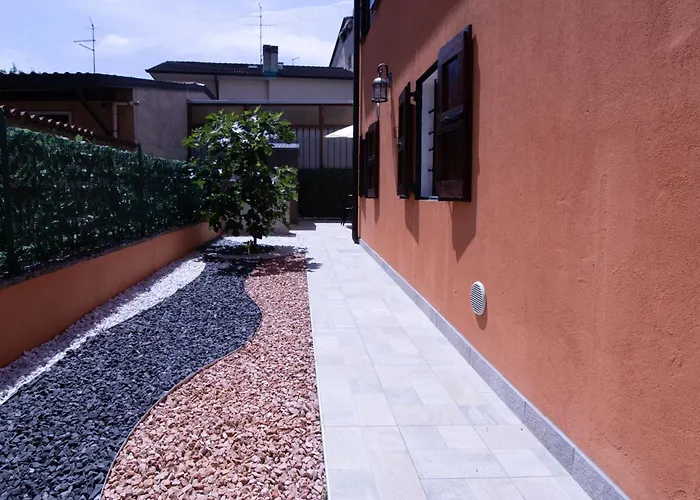 Guesthost - Accogliente Villetta Con Patio Esterno