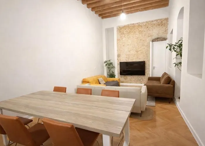 Preciosa villa con patio céntrica